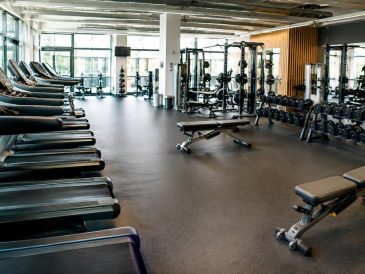 Les 5 plus grandes salles de sport de Paris intra muros : équipements et services à découvrir