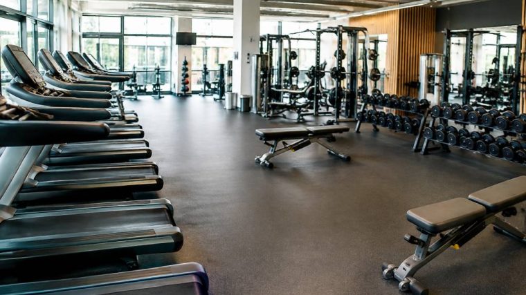 Les 5 plus grandes salles de sport de Paris intra muros : équipements et services à découvrir