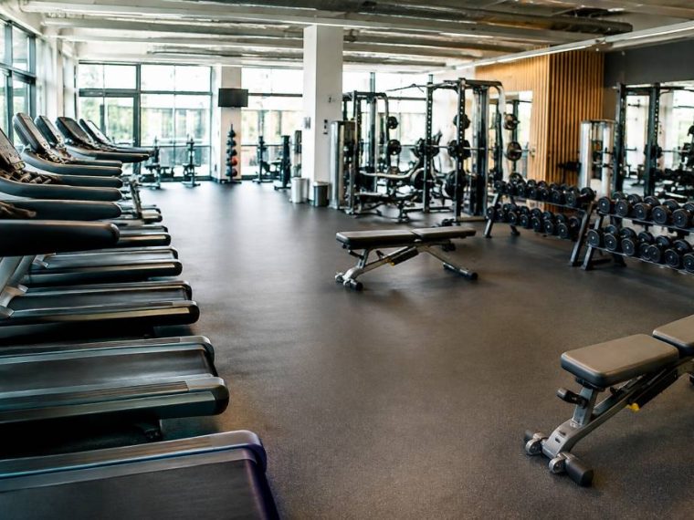 Les 5 plus grandes salles de sport de Paris intra muros : équipements et services à découvrir
