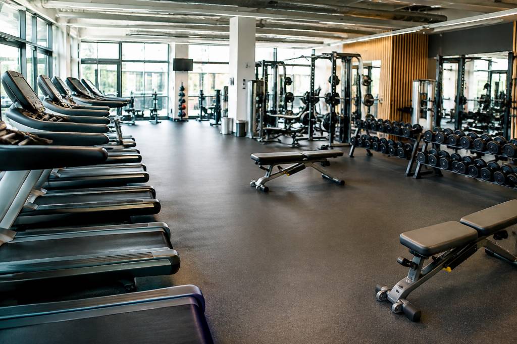 Les 5 plus grandes salles de sport de Paris intra muros : équipements et services à découvrir